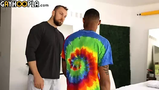 Eli'nin masaj terapisti derinlere iniyor!