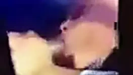 Kız uzun yarak emiyor