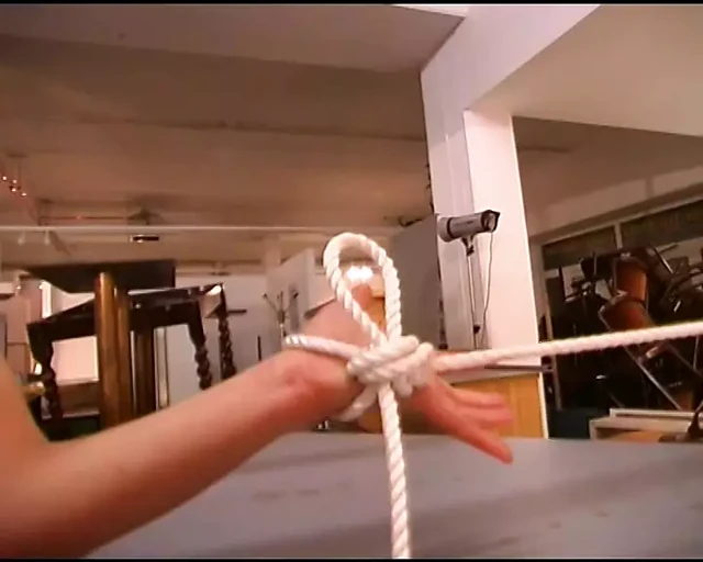 Usta ole ve domina saskia yapmak onların asi sarışın köle kız hazır