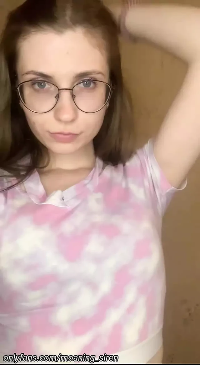 Миниатюрная девушка показывает свое подтянутое тело