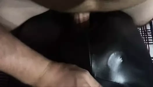 Lanet şişme oyuncak ve deri pantolon