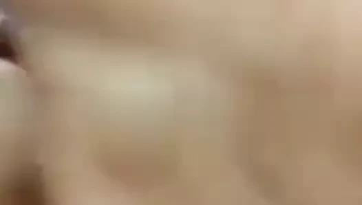 Karısı evde değil, hizmetçiyle eğleniyor