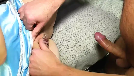 Amcığı pirsingli sıska sarışın evli kadın kocasıyla ilk kez üçlü sekste sert sikiliyor