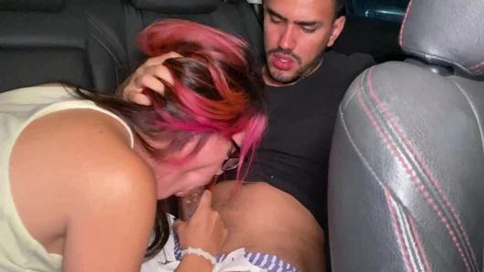 Bucaramanga'da ubersex, boyalı saçlı kız büyük bir penisle çalışmaya başlar