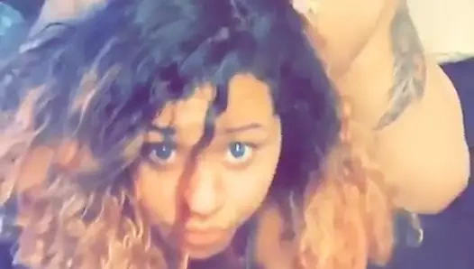 Tarçın bunnz twerking sırtını kavisli