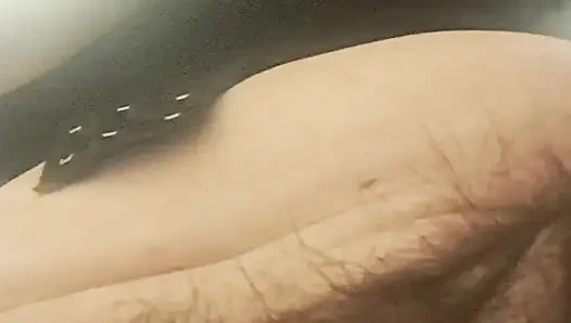 Ateşli orta yaşlı seksi kadın vajinal ıslaklıktan parmaklarını emiyor