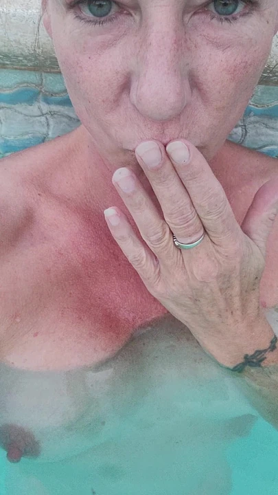 Я просто обожаю купаться обнаженной!