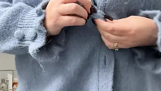 İngiliz orta yaşlı seksi kadın striptiz yapıyor ve lütfen göğüslerime mastürbasyon yapıyor