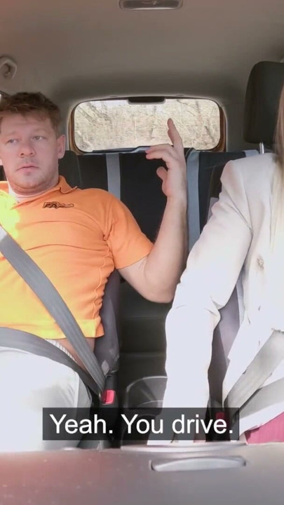Sahte Sürücü Kursu Fransız sarışın MILF Georgia Koneva dışarıda hızlı sert sikiş POV araba seks | Bölüm 2