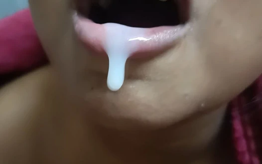 Büyük memeli yenge güzel sakso çekiyor ve tüm döllerini ağzına alıyor