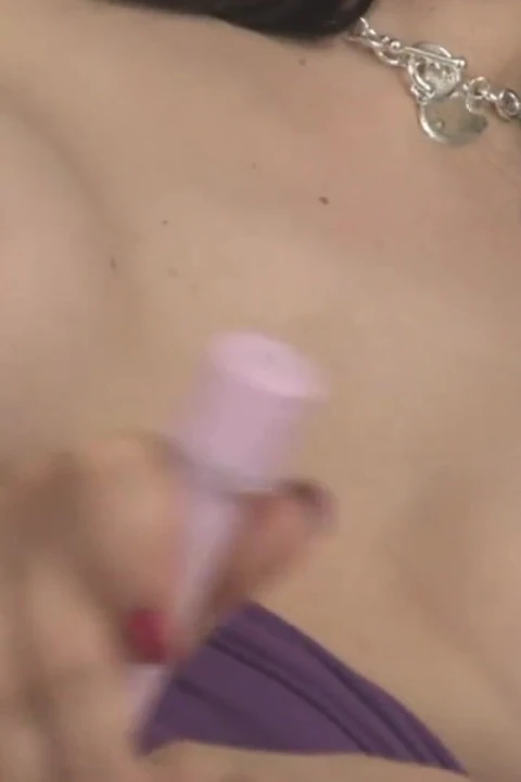 Seksi kız amcık sularına boşalana kadar klitorisini dolduruyor