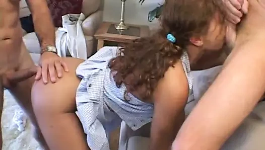 Meksikalı kız öğrenci iki büyük öğrenci arasında karar veremiyor ve onlarla birlikte seks yapmaya karar veriyor