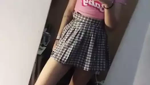 Pembe tişörtlü bir aynanın önünde öğleden sonra evde striptiz