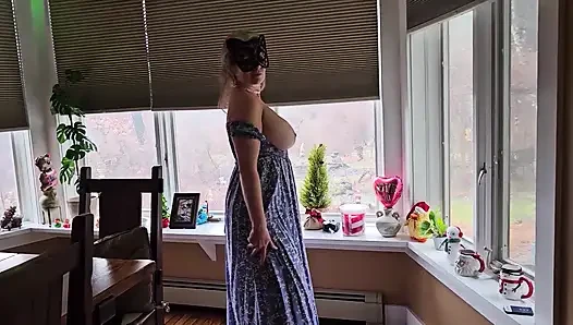 Gerçek orta yaşlı seksi kadının büyük göğüsleri var ve onları herkese göstermeyi seviyor