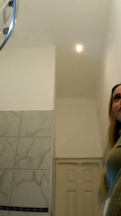 Sıcak Yeni Seksi Sarışın Karı Banyoda Külot Değiştiriyor | Bölüm 1