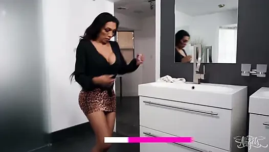 Trans angels - W'hen Dana Dearmond, Jessy Dubai'nin üvey oğlunu siktiğinde öfkeli olduğunu keşfediyor