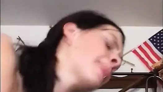 Küçük memeli bu seksi esmer genç kız ateşli amını üvey babası tarafından böyle sikiyor