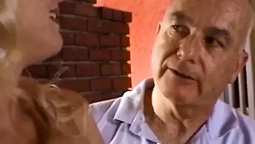 Sarışın ev hanımı artık eş değiştiriyor