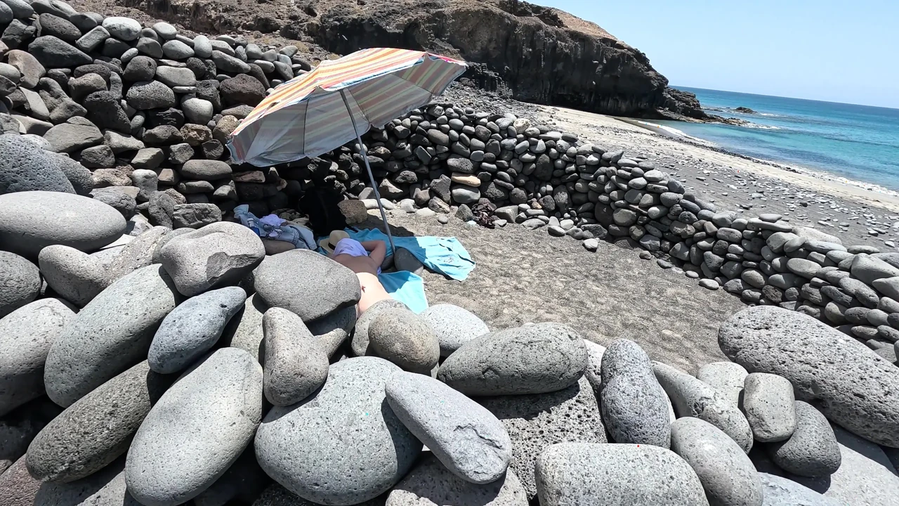 Hij zag een naakt meisje op het strand en begon zich af te trekken