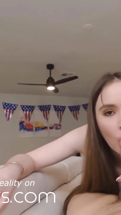 Волнующий момент из "VR BANGERS, ей нужен большой толстый член сегодня"