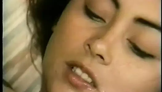 Büyük doğal memeli yaramaz latin tüm pozisyonlarda seks yapmak istiyor