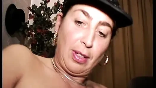 Amatör Alman fahişe büyük bir dildoyla amını sikiyor