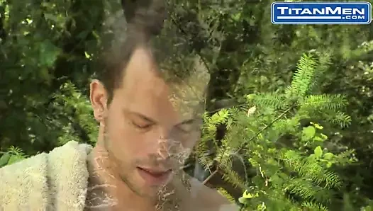 Çıplak kampçı korucu tarafından yakalandı