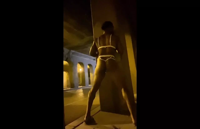 Kourimonroe kamu içinde kıçını sallayarak