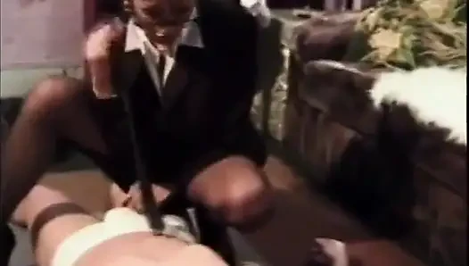 İtaatkar adam sahibesinin ayaklarına tapıyor