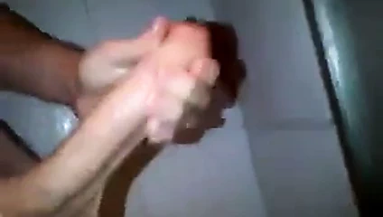 Büyük horoz okşayarak içinde duş