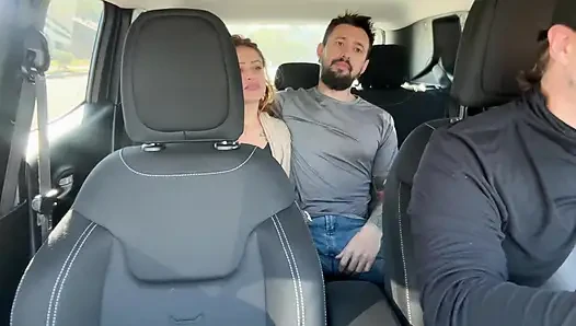 Çifti Uber'imle yakaladım ve arka koltukta kalmaları için bıraktım
