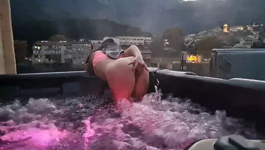 Düzgün vücutlu genç mastürbasyon kedi kadar orgazm içinde the jacuzzi