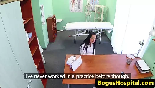 saksocu euro hemşire parmaklı üzerinde masa