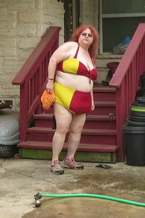 Seksi olgun iri güzel kızıl saçlı hemşire Vicki arabasını yıkıyor!