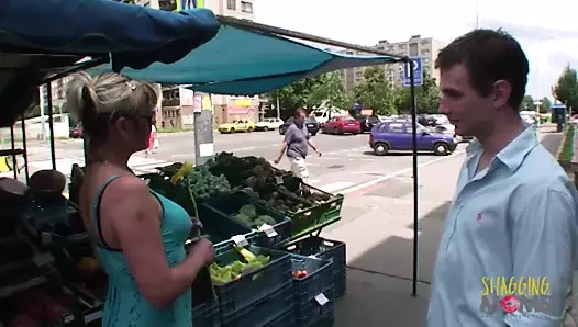 sarışın puma sahiptir üçlü ile iki beyaz çocuklar