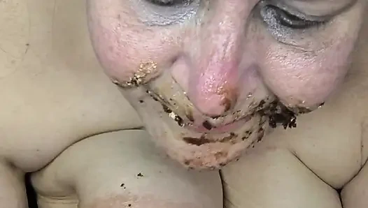 Şişman fahişe pasta yiyor ve beyaz sütünü yutuyor