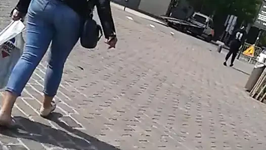 cul de black pleine rue