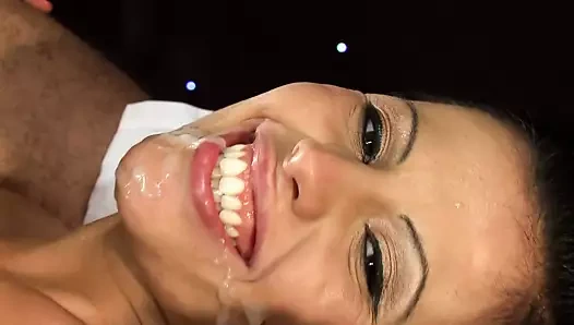 Doktor untersucht das Biest ordentlich