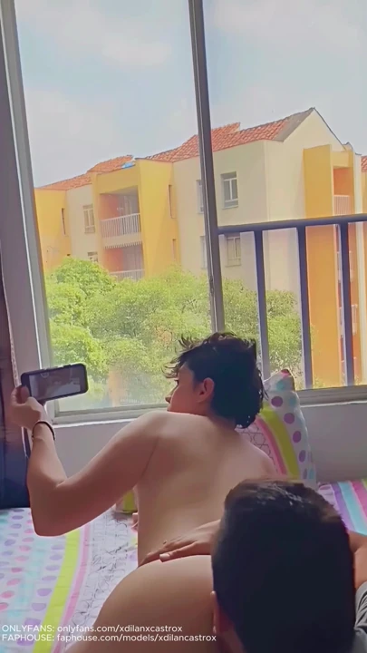 Güzel twink femboy benden onu prezervatifsiz sikmemi ve eşcinsel götüne boşalmamı istiyor | Klip 1