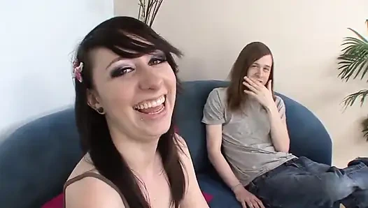 Genç çift kamera önünde sikişmeyi deniyor