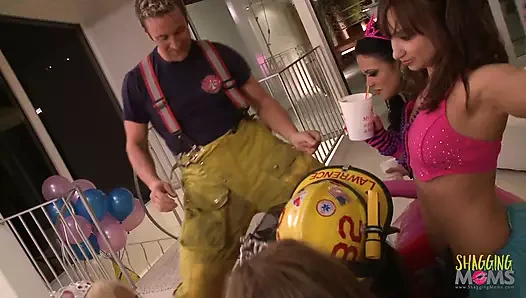 Azgın sarışın kızın sert yarağına ihtiyacı yok