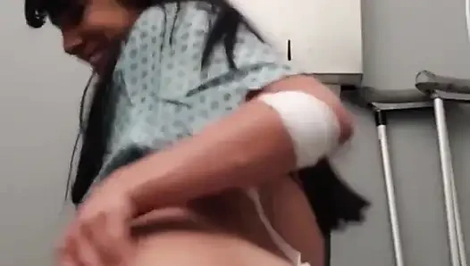 İri göğüslü büyük götlü karantinadaki genç kız hastane odasında mastürbasyon yaparken neredeyse yakalanıyor