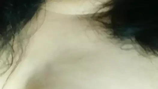 Ateşli evli kadın mastürbasyon yaparken her şeyi fışkırtıyor