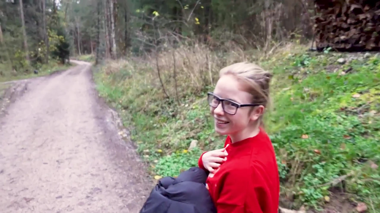 बैटरी खाली!! सेलफोन के लिए चूत? क्या आप जरूरत में एक लड़की की मदद कर रहे हैं?