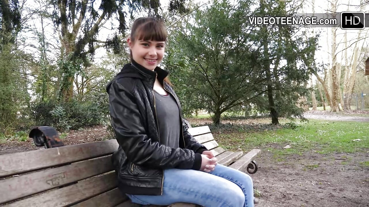Güzel 18 yaşındaki esmer porno oyuncu seçmelerine gidiyor