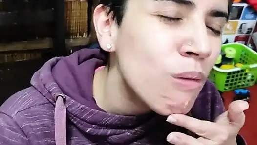 Quickie! Yemeğe boşal - bakış açısı sakso ve m&ms'e boşalma!