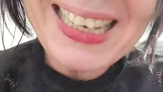 Orta yaşlı seksi kadın dilatörle oynuyor ve fışkırtıyor