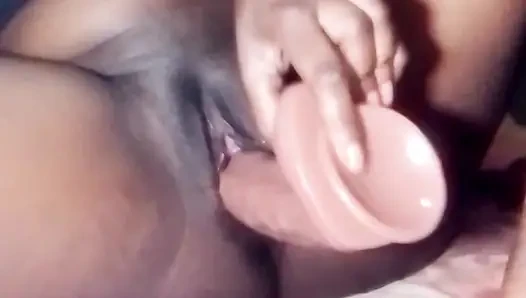 Bu büyük dildodan hoşlanıyor