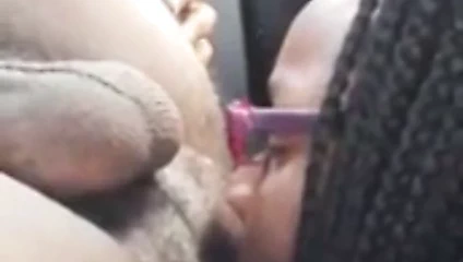 Arabada kıçını yiyor