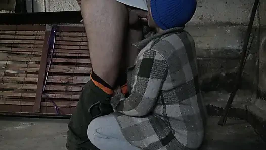 Fransız fahişe terk edilmiş binada onu anal sikmeme izin veriyor